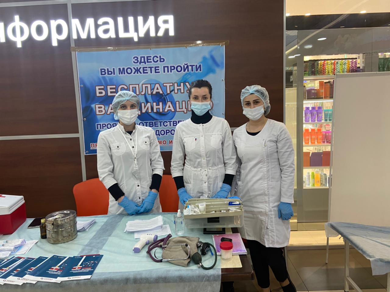 Выездные бригады ГБУЗ "Поликлиника № 4" продолжают вакцинировать пациентов от Covid-19
